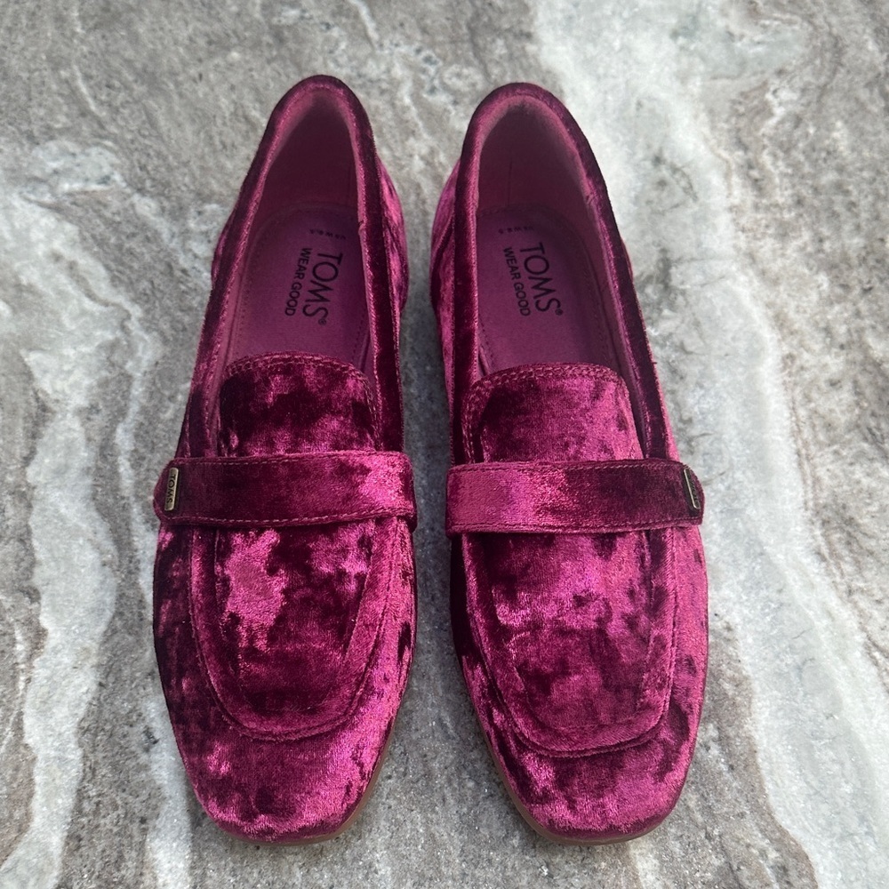 NEW TOMS Women's Lynette Loafers in Berry Burgundy Crushed Velvet Sz 8.5